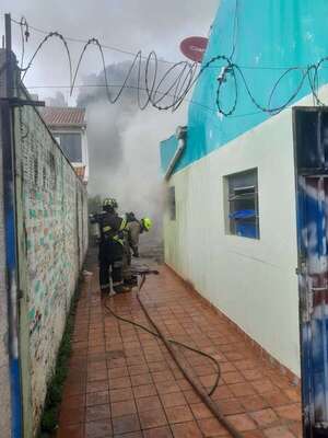 Incendio por cortocircuito afecta parte de una vivienda en Pedro Juan Caballero - Policiales - ABC Color