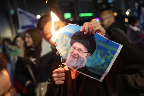 Trump asegura que “matanza” en Irán “ha cesado”, pero se mantiene ambiguo sobre una intervención - Mundo - ABC Color