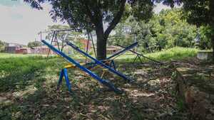 Plazas de Luque en abandono: Alerta por dengue y peligro