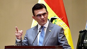 Paz declara emergencia y libera importación de combustibles