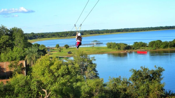 Tirolesa de 400 metros se suma a paradisiacas playas de Cerrito