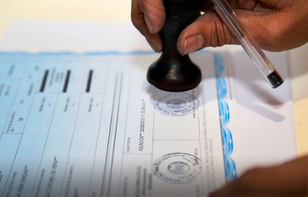 Joven elimina el apellido paterno y marca un precedente judicial en Paraguay