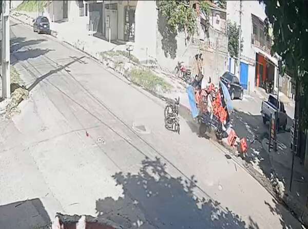 Video: adolescente huyó de la Policía y chocó contra un motocarro en Barrio Obrero - Policiales - ABC Color