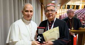 La Nación / El cardenal Adalberto Martínez obsequió una cruz de filigrana al Papa León XIV