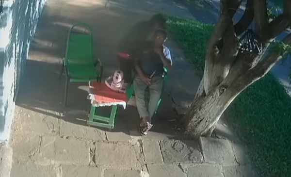 Delincuente asaltó a un abuelo que tomaba tereré en su vereda