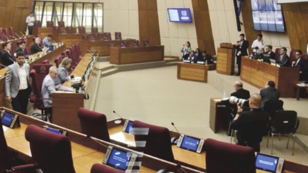 Legisladores salieron a full del país a inicios de enero