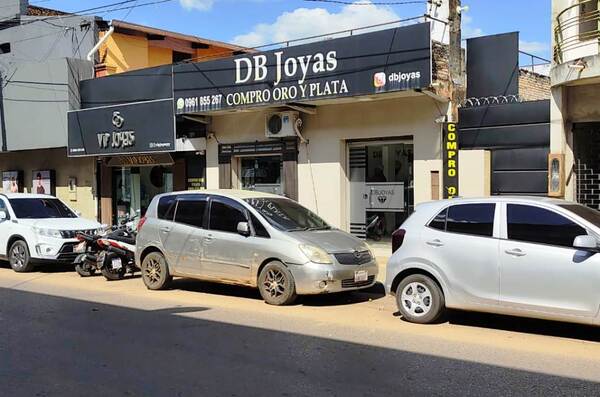 A pedradas frenan a motochorros tras asalto a joyería en Luque •