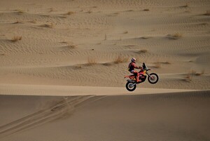 Luciano Benavides se pone líder en motos, Howes gana la 11ª etapa