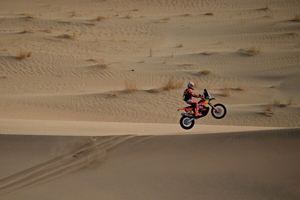 Luciano Benavides se pone líder en motos, Howes gana la 11ª etapa