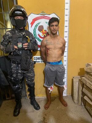 Popular / Subió al techo de una casa para huir de los volái