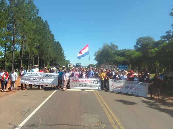 Pobladores de San Pedro cierran Ruta PY08 y exigen reparaciones tras muertes - Nacionales - ABC Color