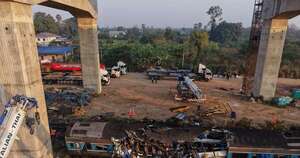 La Nación / Una grúa cayó sobre un tren causando 32 muertos en Tailandia