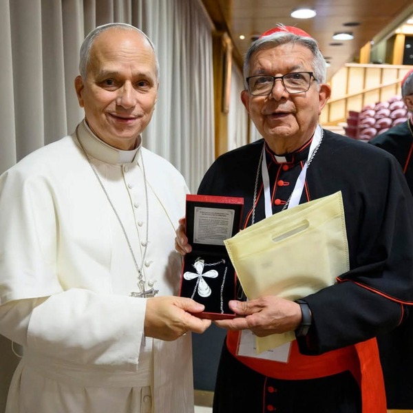 Popular / Cardenal regaló una cruz pectoral al Papa en Roma