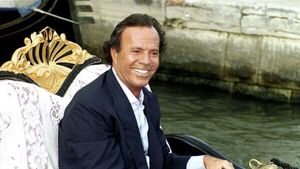 Julio Iglesias es denunciado por acoso y trata de personas