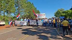 Pobladores se movilizan y exigen reparación urgente de ruta PY08