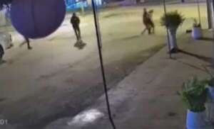 Video: arrastró del cabello a su expareja, con ayuda de su hermana, en plena calle  - ABC en el Este - ABC Color