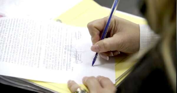 La Nación / Joven elimina su apellido paterno