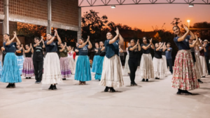 Grupo folclórico baila en las calles para poder juntar fondos y representar al país en Europa