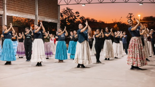 Grupo folclórico baila en las calles para poder juntar fondos y representar al país en Europa