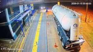 Popular / En intento de asalto, delincuentes toman de rehén a portero de empresa