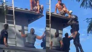 ¿El Hombre Araña? Trepó a un techo para no caer preso