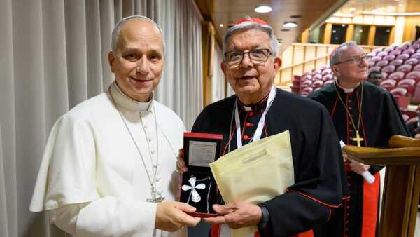 Cardenal Adalberto regaló una cruz de filigrana al papa León XIV