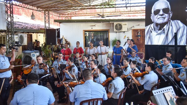 Quemil Yambay, el maestro que hablaba con las cuerdas, fue despedido con un concierto en su hogar