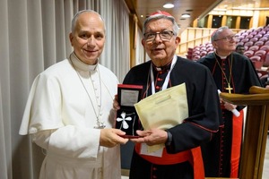 Cardenal Martínez Flores obsequia cruz de filigrana paraguaya al Papa Leo XIV