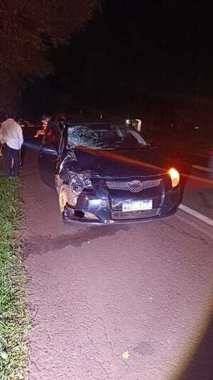 Choque de moto y automóvil, deja como saldo un lesionado grave