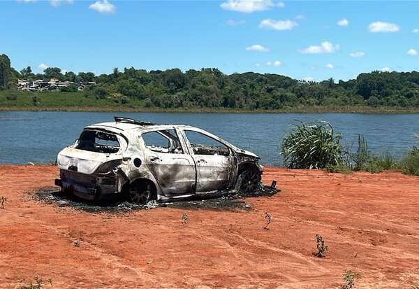 Hallan incinerado automóvil presuntamente utilizado en intento de robo a Hilagro  - ABC en el Este - ABC Color
