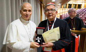 Cardenal Adalberto Martínez entrega cruz de filigrana al Papa León XIV - Noticiero Paraguay