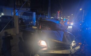 Joven pierde el control de su vehículo y choca contra una columna 