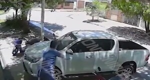 Popular / (VIDEO) ¡Le dijo que no! Furia vecinal por Arjona terminó con un parabrisas roto