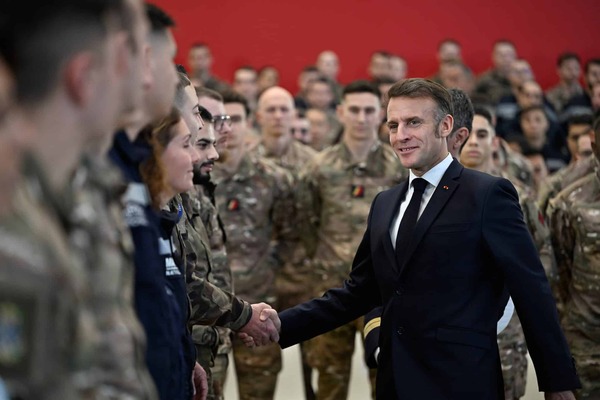 Macron urge a reforzar la defensa nuclear europea