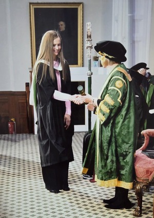 Claudia Turner: Paraguaya brilla con distinción en el Reino Unido