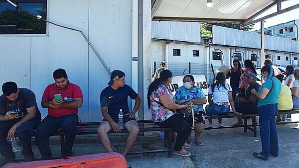 Largas filas, confusión y horas de espera en el Hospital Calle’i