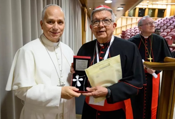 Cardenal Martínez entrega cruz de filigrana al Papa León XIV