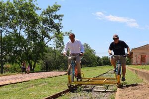 En Paraguarí inauguraron el primer Pórtico de Sendas del Tren, un hito para el turismo sostenible