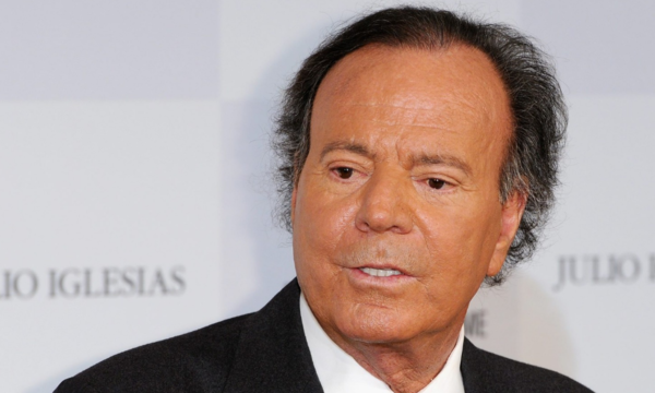 Julio Iglesias responde a las denuncias en un comunicado, niega abuso y habla de “gran tristeza” - OviedoPress