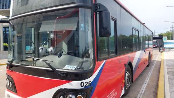 Ataques con proyectiles rompen parabrisas de 20 buses, entre ellos dos eléctricos - Nacionales - ABC Color