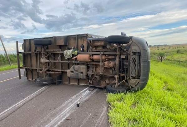 Camión del CODI volcó en la Ruta PY03 y militares salieron ilesos
