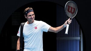 Federer desempolva la raqueta a los 44 años y le gana al actual 13 del mundo en Australia