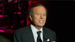 Julio Iglesias hacía preguntas terribles antes de atacar a sus exempleadas, denunciaron
