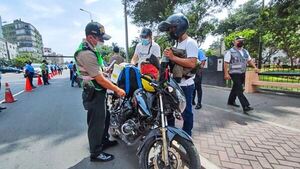 Perú prohíbe que dos viajen en una moto