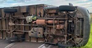 La Nación / Camión militar volcó tras reventar uno de sus neumáticos