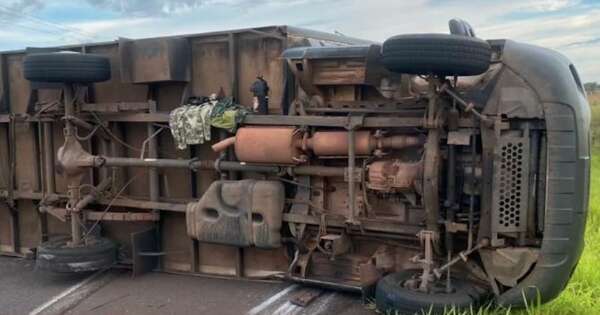 La Nación / Camión militar volcó tras reventar uno de sus neumáticos