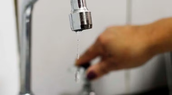 Vivir en el infierno: En un barrio de Encarnación, hace 13 días que están sin agua - ADN Digital