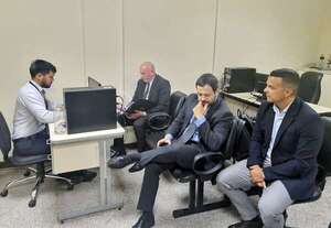 Funcionario de Dinac procesado por presunto contrabando de oro seguirá preso - Nacionales - ABC Color