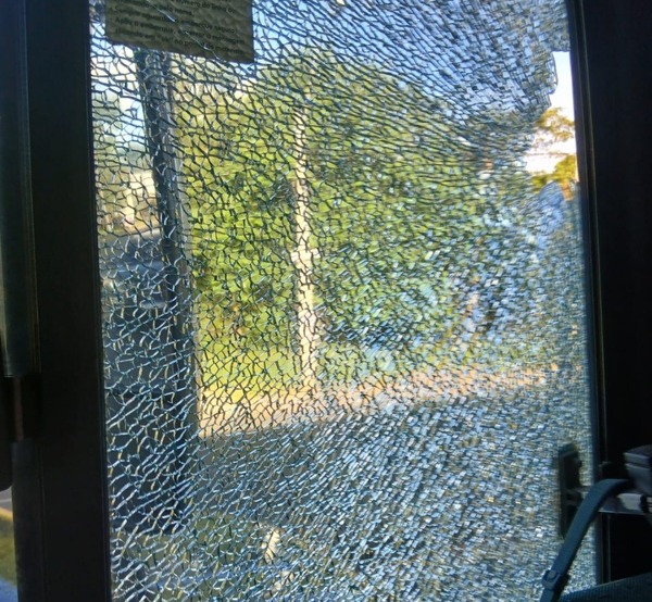 A pedradas fueron atacados más de 30 buses del área metropolitana - trece