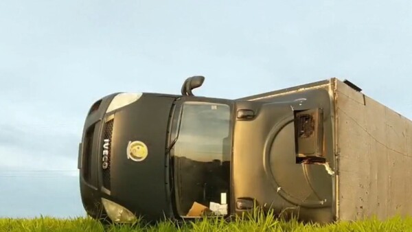 Camión militar vuelca tras reventón de neumático en Arroyos y Esteros